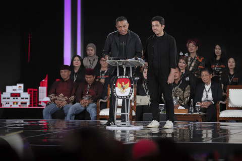 Pasangan Calon Gubernur dan Wakil Gubernur DKI Jakarta nomor urut 2 Dharma Pongrhekun dan Kun Wardhana menyampaikan visi misi saat mengikuti debat ketiga Pilgub Jakarta 2024 di Hotel Sultan, Jakarta, Minggu (17/11/2024). Foto: Iqbal Firdaus/kumparan