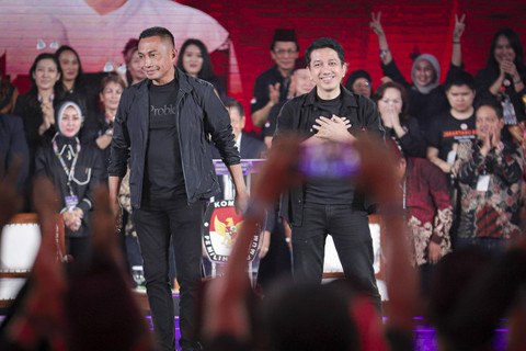 Pasangan Calon Gubernur dan Wakil Gubernur DKI Jakarta nomor urut 2 Dharma Pongrhekun dan Kun Wardhana bersiap saat mengikuti debat ketiga Pilgub Jakarta 2024 di Hotel Sultan, Jakarta, Minggu (17/11/2024). Foto: Iqbal Firdaus/kumparan