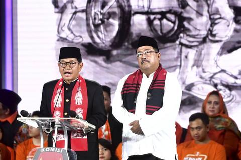 Pasangan Calon Gubernur dan Wakil Gubernur DKI Jakarta nomor urut 3 Pramono Anung dan Rano Karno menyampaikan visi misi saat mengikuti debat ketiga Pilgub Jakarta 2024 di Hotel Sultan, Jakarta, Minggu (17/11/2024). Foto: Rivan Awal Lingga/ANTARA FOTO