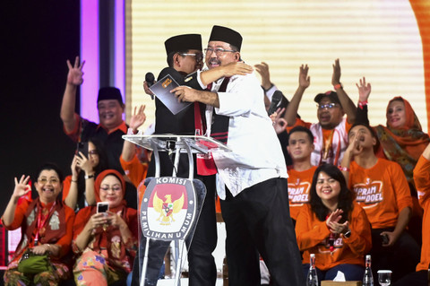 Calon gubernur dan wakil gubernur DKI Jakarta nomor urut 3 Pramono Anung dan Rano Karno berpelukan usai mengikuti debat ketiga pasangan Calon Gubernur dan Wakil Gubernur DKI Jakarta tahun 2024 di Hotel Sultan, Jakarta, Minggu (17/11/2024). Foto: Rivan Awal Lingga/ANTARA FOTO