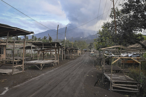 Kondisi Pasar Boru dengan latar belakang erupsi Gunung Lewotobi Laki-laki di Desa Boru, Wulanggitang, Kabupaten Flores Timur, NTT, Minggu (17/11/2024). Foto: Aditya Pradana Putra/ANTARA FOTO