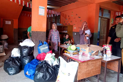 Warga terdampak ambruknya tembok pembatas Sungai Citepus Bandung, yang mengungsi ke SD Industri, Senin (18/11/2024). Foto: Robby Bouceu/kumparan