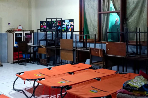 Tempat pengungsian di SD Industri di Kelurahan Arjuna, Kecamatan Cicendo, Bandung, Senin (18/11/2024). Foto: Robby Bouceu/kumparan