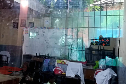 Barang-barang milik warga yang terdampak ambruknya tembok pembatas Sungai Citepus, di SD Industri di Kelurahan Arjuna, Kecamatan Cicendo, Bandung, Senin (18/11/2024). Foto: Robby Bouceu/kumparan