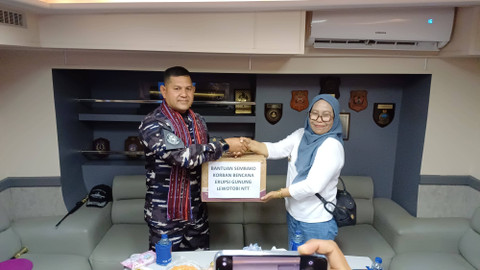 TNI AL salurkan ratusan logistik bantuan kemanusiaan untuk korban Erupsi Gunung Lewotobi Laki-laki, NTT, di atas KRI Ahmad Yani-351 (KRI AMY-351), Minggu (17/11/2024). Foto: Dispenal