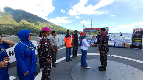 TNI AL salurkan ratusan logistik bantuan kemanusiaan untuk korban Erupsi Gunung Lewotobi Laki-laki, NTT, di atas KRI Ahmad Yani-351 (KRI AMY-351), Minggu (17/11/2024). Foto: Dispenal
