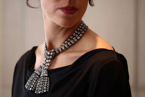 Kalung berlian dari abad ke-18 dengan berat sekitar 300 karat yang diduga berkaitan dengan Marie Antoinette. Foto: HENRY NICHOLLS / AFP