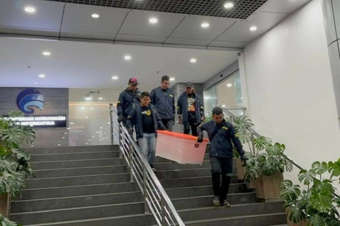 Ditreskrimum saat melakukan penggeledahan di kantor Komdigi, Jalan Medan Merdeka Barat, Jumat, (1/11/2024). Foto: Polda Metro Jaya/HO ANTARA