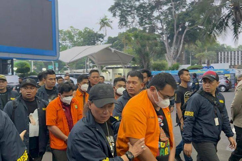 Ditreskrimum saat menggiring sejumlah tersangka dalam penggeledahan di Kantor Komdigi, Jalan Medan Merdeka Barat, Jumat, (1/11/2024).  Foto: Polda Metro Jaya/HO ANTARA