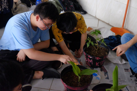 Terapkan Prinsip 5R, Mahasiswa di Surabaya Bantu Warga Olah Sampah Organik