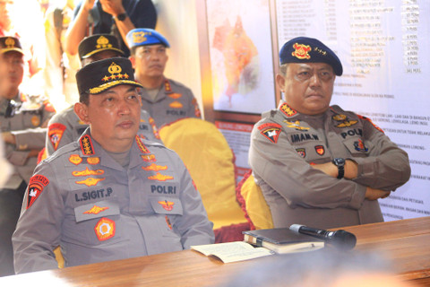 Kapolri Jenderal Pol Listyo Sigit Prabowo mengunjungi posko pengungsian bencana erupsi Gunung Lewotobi Laki-laki di Nusa Tenggara Timur (NTT) pada Senin (18/11/2024). Foto: Divisi Humas Polri