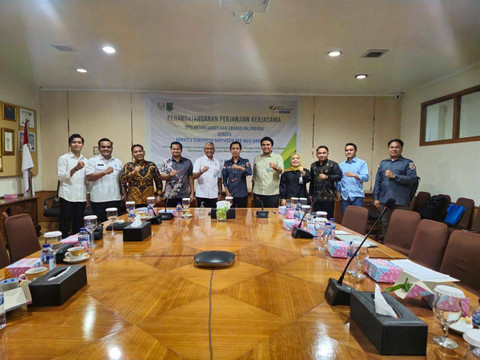 Penandatanganan perjanjian BPJamsostek dengan Bawaslu Sumsel untuk pelindungan petugas Pemilu 2024. Foto : Istimewa  