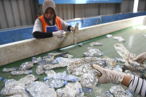Pekerja memilah botol plastik yang akan didaur ulang di kawasan Palaran, Samarinda, Kalimantan Timur, Senin (18/11/2024). Foto: M Risyal Hidayat/ANTARA FOTO