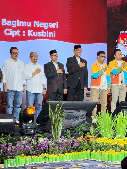Ketiga paslon Wali Kota dan Wakil Wali Kota Yogyakarta menyanyikan lagu Bagimu Negeri dalam debat publik kedua Calon Wali Kota dan Wakil Wali Kota Yogyakarta, Sabtu (16/11). Foto: Pandangan Jogja