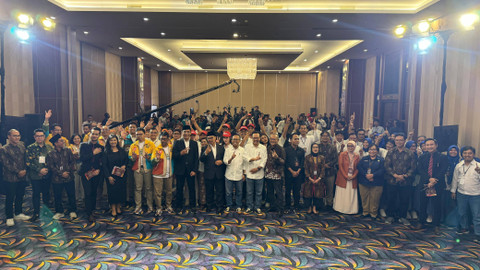 Foto bersama di akhir debat publik kedua Calon Wali Kota dan Wakil Wali Kota Yogyakarta, Sabtu (16/11). Foto: Pandangan Jogja