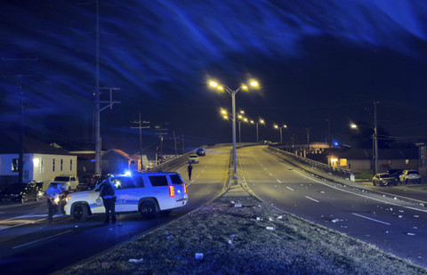 Polisi New Orleans memblokir Jembatan Almonaster Avenue setelah penembakan mematikan saat perayaan baris kedua di New Orleans, Minggu (17/11/2024). Foto: David Grunfeld/The New Orleans Advocate via AP