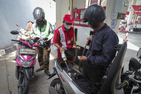 Petugas mengisi bahan bakar minyak (BBM) jenis Pertalite untuk kendaraan roda dua pada salah satu SPBU di Jakarta, Senin (18/11/2024). Foto: Iqbal Firdaus/kumparan