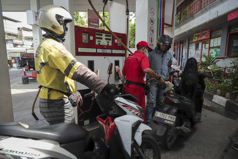 Petugas mengisi bahan bakar minyak (BBM) jenis Pertalite untuk kendaraan roda dua pada salah satu SPBU di Jakarta, Senin (18/11/2024). Foto: Iqbal Firdaus/kumparan