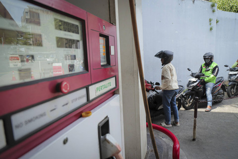 Pengendara motor antre untuk mengisi bahan bakar minyak (BBM) jenis Pertalite di salah satu SPBU di Jakarta, Senin (18/11/2024). Foto: Iqbal Firdaus/kumparan