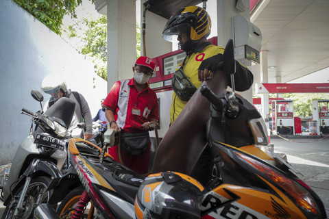 Petugas mengisi bahan bakar minyak (BBM) jenis Pertalite untuk kendaraan roda dua pada salah satu SPBU di Jakarta, Senin (18/11/2024). Foto: Iqbal Firdaus/kumparan