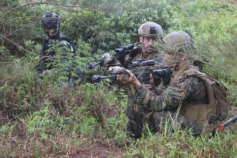 Korps Marinir TNI AL latihan bersama (latma) dengan USMC di Pantai Dabo Singkep, Kepulauan Riau. Foto: Dok. Dinas Penerangan TNI AL