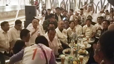 Jokowi tiba menjumpai Cagub Jakarta nomor 01 Ridwan Kamil di Kafe Kaizen Heritage 4.0 Kemayoran, Jakarta Pusat, Senin (18/11/2024). Foto: Thomas Bosco/kumparan