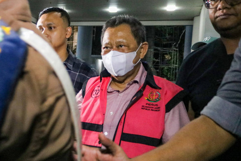 Petugas membawa pengusaha Hendry Lie (tengah) menuju ke mobil tahanan usai diperiksa di Kejaksaan Agung, Jakarta, Selasa (19/11/2024). Foto: Idlan Dziqri Mahmudi/ANTARA FOTO