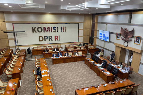 Capim KPK Ida Budhiati menjalani fit and proper test di Ruang Rapat Komisi III DPR RI, Senayan, Jakarta, Selasa (19/11/2024). Foto: Fadhil Pramudya/kumparan