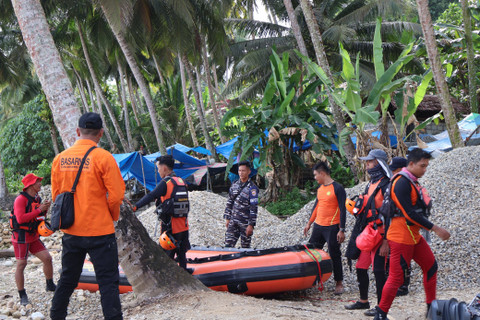 Tim SAR Nias melakukan pencarian terhadap 3 warga yang hilang terseret arus sungai. Foto: SAR Nias