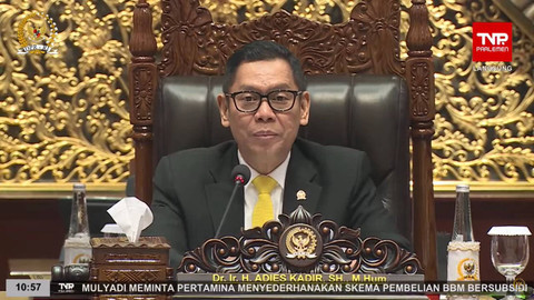 Wakil Ketua DPR RI Adies Kadir memimpin Rapat paripurna DPR RI ke 8 Masa Persidangan I tahun 2024-2025 di Ruang Rapat Paripurna, Gedung Nusantara II, Kompleks Parlemen, Senayan, Jakarta, Selasa (19/11/2024). Foto: YouTube/ DPR RI