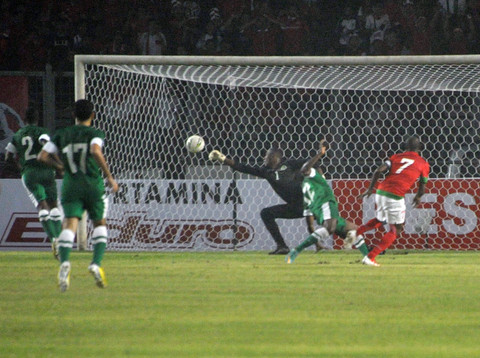 Timnas Indonesia melawan Arab Saudi pada pertandingan Grup C kualifikasi Piala Asia 2015 di Stadion Gelora Bung Karno, Jakarta, pada 23 Maret 2013. Foto: BAY ISMOYO / AFP