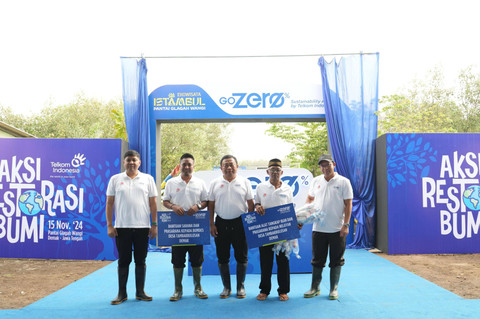 Penyerahan simbolis bantuan kepada Kepala Desa dan Perwakilan Warga Nelayan Tambak Bulusan oleh Direktur Utama Telkom Ririek Adriansyah (tengah), Direktur Human Capital Management Telkom Afriwandi (paling kiri) dan Direktur Keuangan & Manajemen Risiko Telkom Heri Supriadi (paling kanan) di Pantai Glagah Wangi, Demak (15/11). Foto: Dok. Telkom