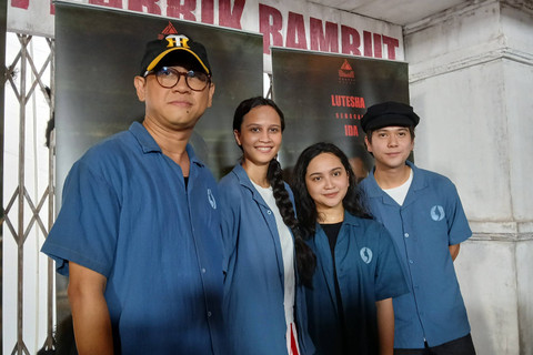 Para cast Monster Pabrik Rambut hadir dalam konferensi pers di Jatinegara, Jakarta Timur, Senin (18/11/2024). Foto: Vincentius Mario/kumparan