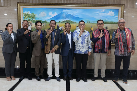 Perum BULOG menggelar pertemuan dengan NCL I.P. Timor Leste di Wakil Direktur Utama Mayjen TNI (Purn) Marga Taufiq (kanan) bersama delegasi dari Centro Logistica Nacional Intittuto Public (NCL I.P.) Timor Leste di Kantor Pusat Perum BULOG, Jakarta. Foto: Dok. BULOG