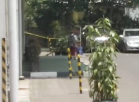 Police line membentang di lobi Apartemen Pinewood Jatinangor, Selasa (19/11/2024). Dok: kumparan