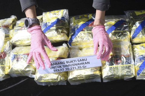 Petugas Badan Narkotika Nasional (BNN) menata barang bukti narkotika sebelum dimusnahkan di Jakarta, Selasa (19/11/2024). Foto: Akbar Nugroho Gumay/ANTARA FOTO