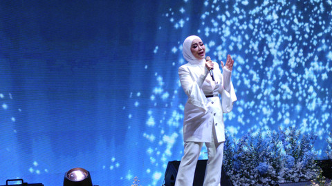 Penyanyi Reza Artamevia di Kawasan Senayan, Selasa (19/11/2024). Foto: Aprilandika Pratama/kumparan