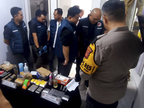 Polisi gerebek losmen tempat produksi tembakau sintetis di kawasan Dago Atas, Coblong, Bandung, Selasa (19/11/2024). Foto: Robby Bouceu/kumparan
