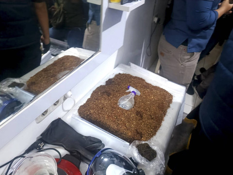 Polisi gerebek losmen tempat produksi tembakau sintetis di kawasan Dago Atas, Coblong, Bandung, Selasa (19/11/2024). Foto: Robby Bouceu/kumparan