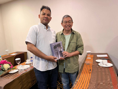 Perwakilan dari Disbud DIY, Vishnu Satyagraha, bersama salah satu mentor Kelas Seni Terbuka, FX Harsono. Foto: ES Putra/Pandangan Jogja