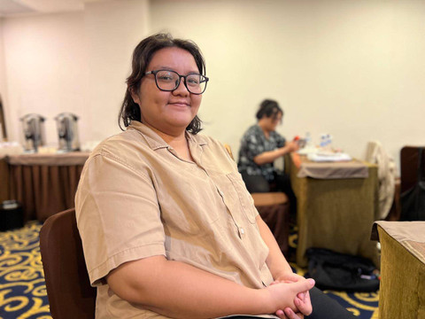 Salah satu peserta program Kelas Seni Terbuka, Zuraisa, seniman yang memanfaatkan medium keramik untuk menggambarkan peran perempuan. Foto: ES Putra/Pandangan Jogja
