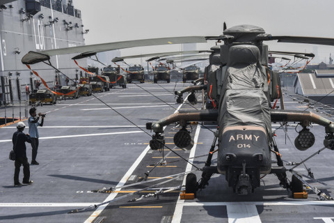 Sejumlah jurnalis memotret alutsista Angkatan Pertahanan Australia (ADF) saat kunjungan ke kapal HMAS Adelaide di dermaga JICT 2. Pelabuhan Tanjung Priok, Jakarta Utara, Selasa (19/11/2024). Foto: Fakhri Hermansyah/ANTARA FOTO