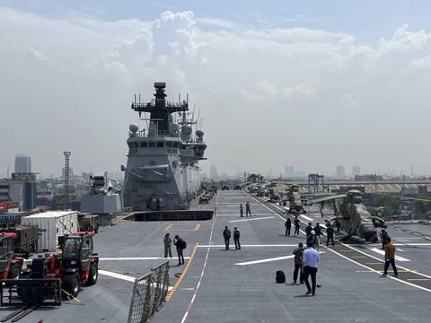 Kapal perang Australia, HMAS Adelaide, yang berlabuh di Tanjung Priok, Jakarta Utara, Selasa (19/11/2024). Foto: Tiara Hasna/kumparan