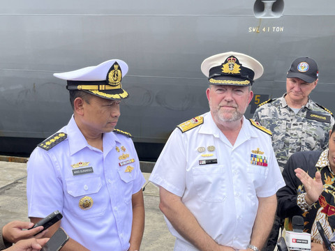 Commander IPE 2024, Commodore Michael Harris dan Asisten Logistik Danlantamal III, Kolonel Laut (T) Aris Gunarso dalam kunjungan HMAS Adelaide ke Tanjung Priok, Jakarta, Selasa (19/11/2024). Foto: Tiara Hasna/kumparan