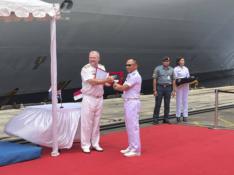 Kolonel Laut Whisnu Kusardianto, Wakil Komandan Pangkalan Utama TNI Angkatan Laut III bertukar cendera mata dengan Commander IPE 2024, Commodore Michael Harris dalam kunjungan HMAS Adelaide ke Tanjung Priok, Jakarta, Selasa (19/11/2024). Foto: Tiara Hasna/kumparan