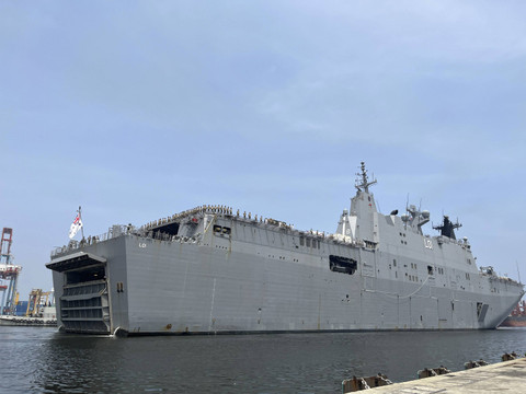 Kapal perang Australia, HMAS Adelaide, berlabuh di Tanjung Priok, Jakarta Utara, Selasa (19/11/2024). Foto: Tiara Hasna/kumparan