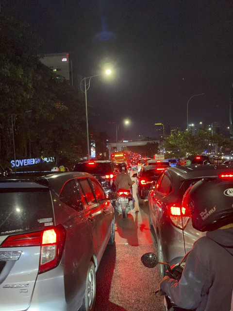 Kemacetan lalu lintas di Jalan TB Simatupang arah Lebak Bulus, Jakarta Selatan, Selasa (19/11/2024). Foto: Reza Aditya/kumparan