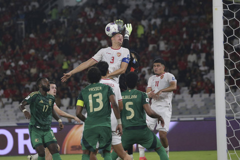 Pemain Timnas Indonesia Jay Idzes beraksi pada lanjutan Ronde 3 Kualifikasi Piala Dunia antara Indonesia vs Arab Saudi di Stadion Utama Gelora Bung Karno, Selasa (19/11/2024). Foto: Aditia Noviansyah/kumparan