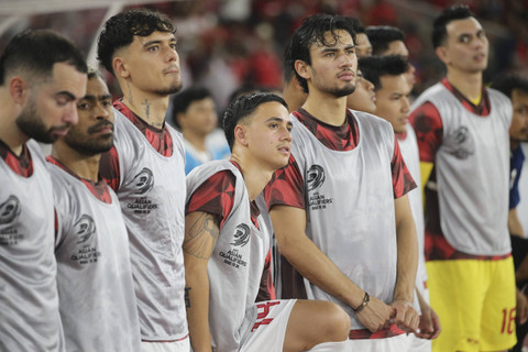 Deretan pemain cadangan Timnas Indonesia pada lanjutan Ronde 3 Kualifikasi Piala Dunia antara Indonesia vs Arab Saudi di Stadion Utama Gelora Bung Karno, Selasa (19/11/2024). Foto: Aditia Noviansyah/kumparan