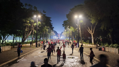 Suasana suporter tinggalkan GBK usai Indonesia menang melawan Arab Saudi, Selasa (19/11/2024). Foto: Thomas Bosco/kumparan